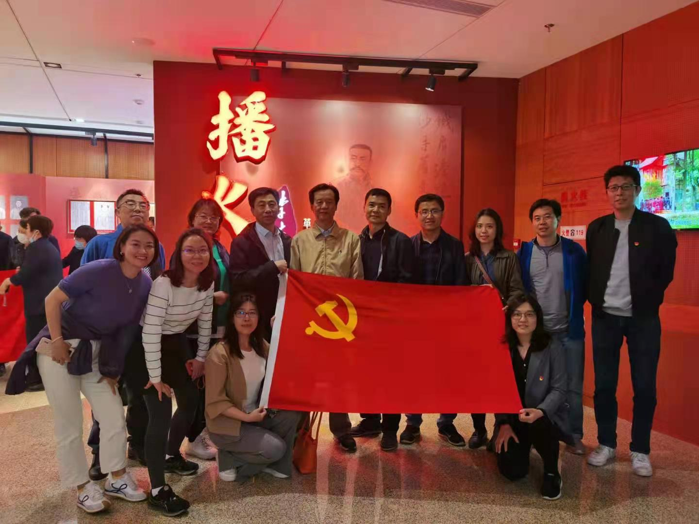 第三党支部组织全体党员和入党积极分子赴北京展览馆参观学习